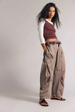 Load image into Gallery viewer, Free People We The Free Onset Pull-On Cargo Pants /Dusted Cocoa